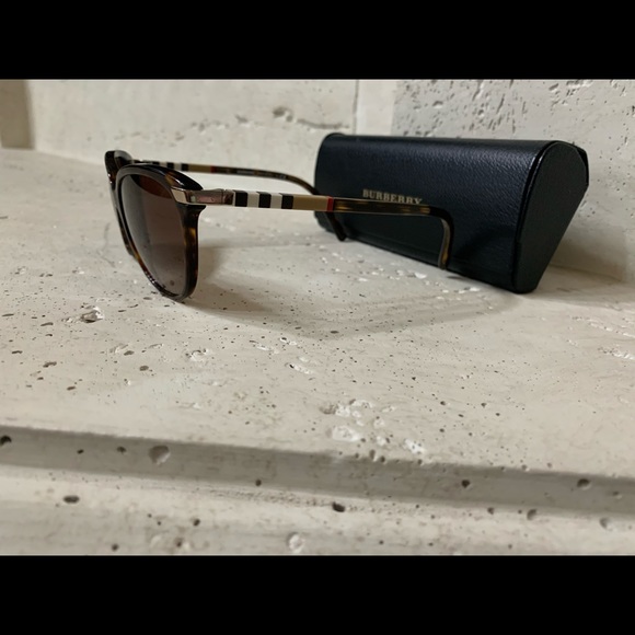 Burberry Sunglasses - Picture 5 of 10